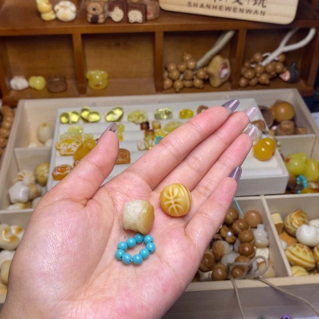 卿***舟猴头核桃吊坠小富甲醒狮绿卡