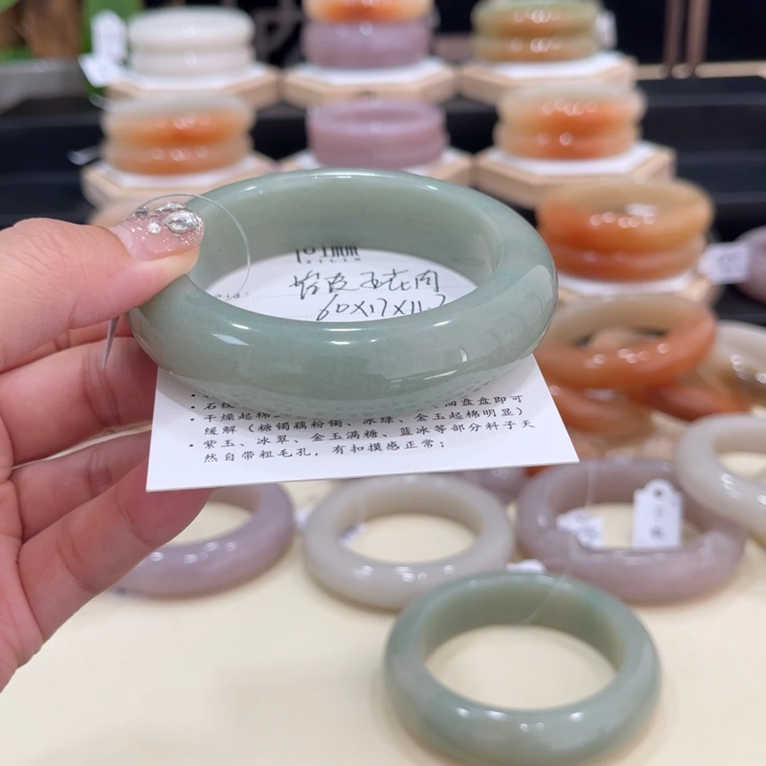 石英质玉手镯未镶嵌崔****?