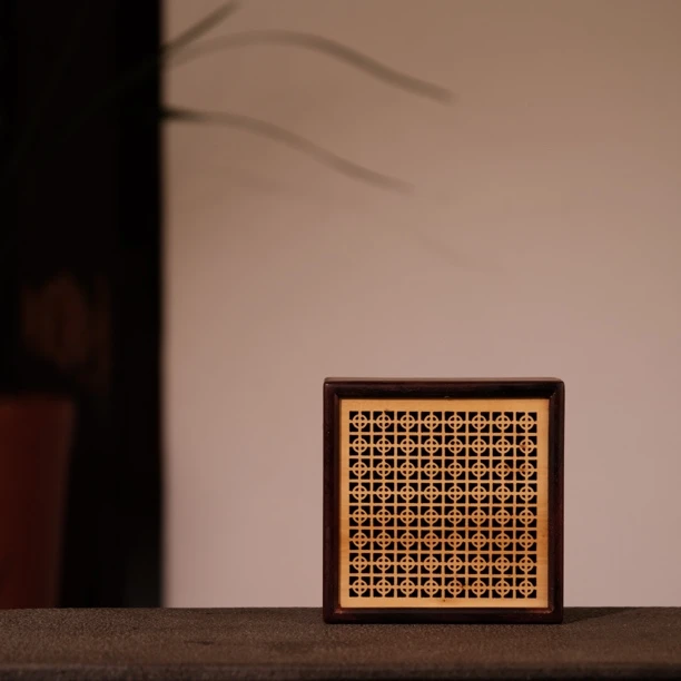 小叶紫檀嵌黄杨木 腰缠万贯香盒