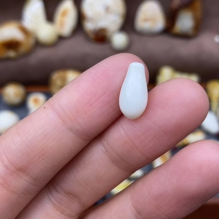 琥珀裸石未镶嵌瓷白侧挂