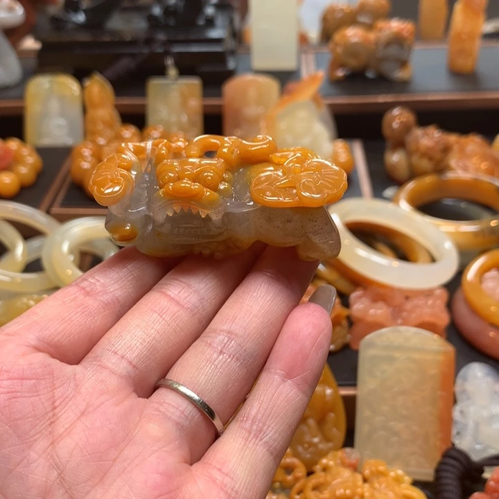 未镶嵌石英质玉（黄龙玉）挂件