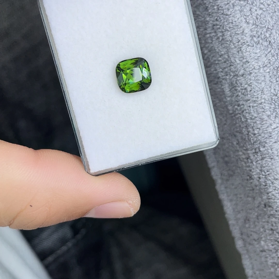 用***6未镶嵌天然锆石裸石4.05Ct。