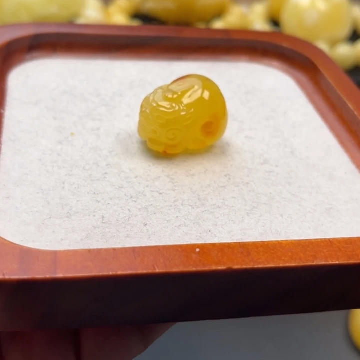 琥珀未镶嵌珠宝奇石M131号鸡油黄貔貅
