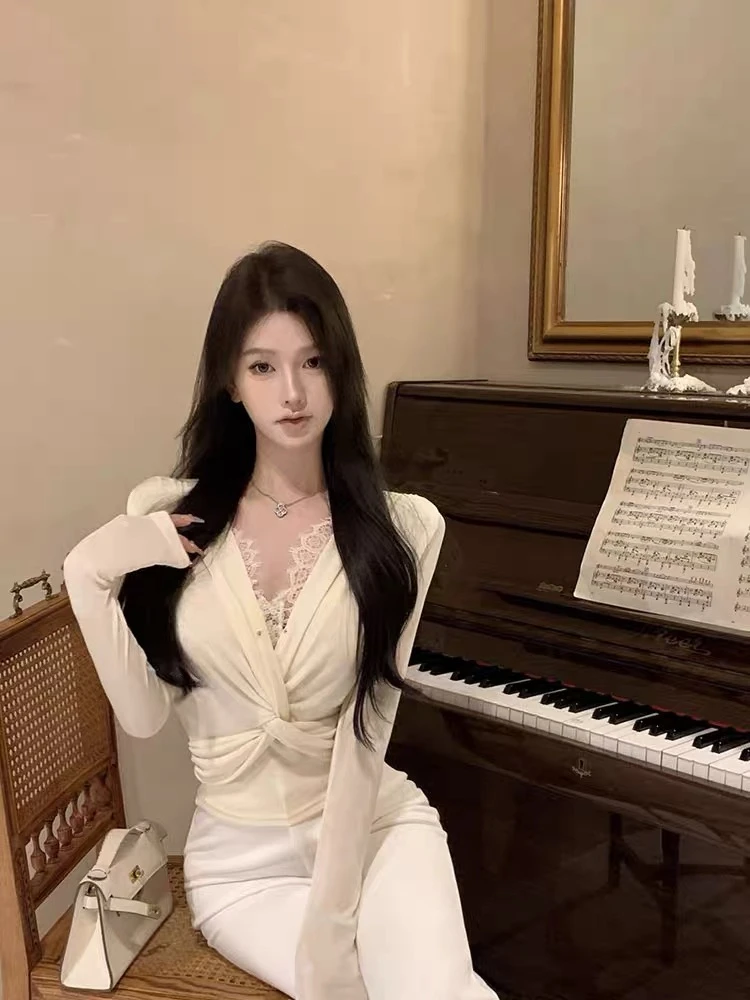 【BLB•板老板】蕾丝性感V领长袖扭结打底上衣女气质修身短款T恤7001