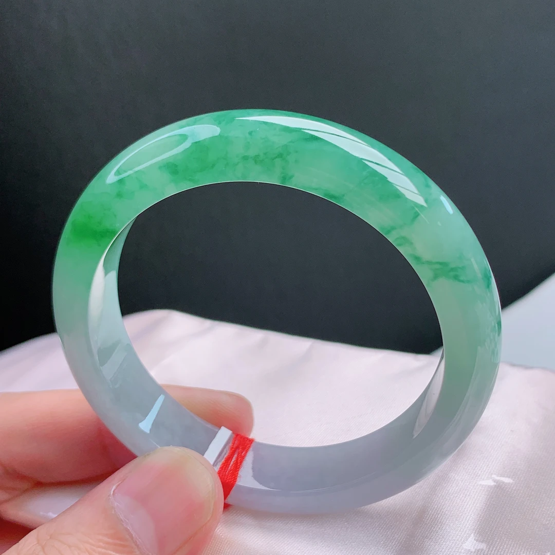 56圈冰飘花飘阳绿温润细腻尽显优雅上等玉镯子风范