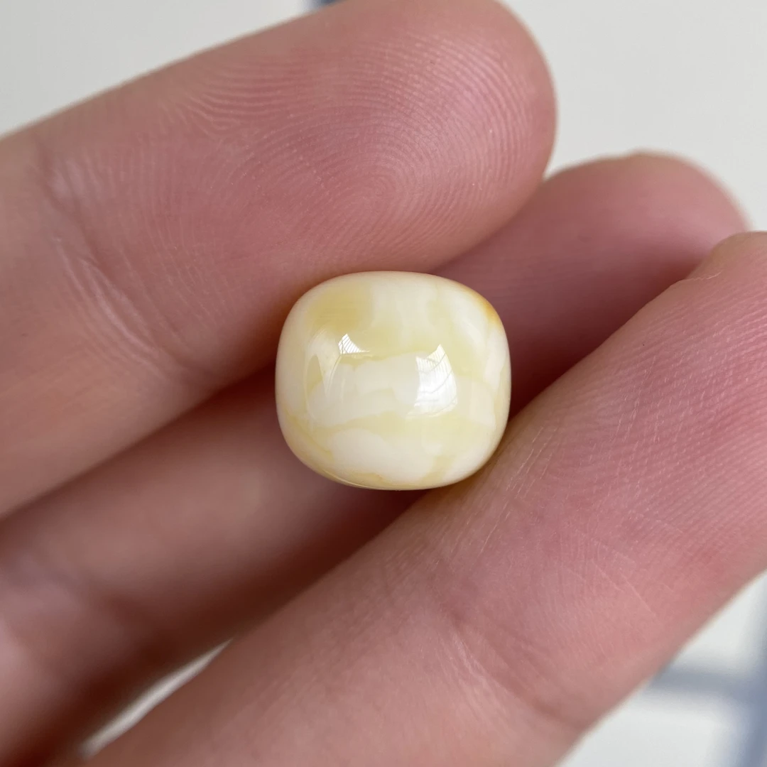 蜜蜡奶酪色浓蜡老型配饰11.6×10.6mm,侧边带点小微沁,无优化