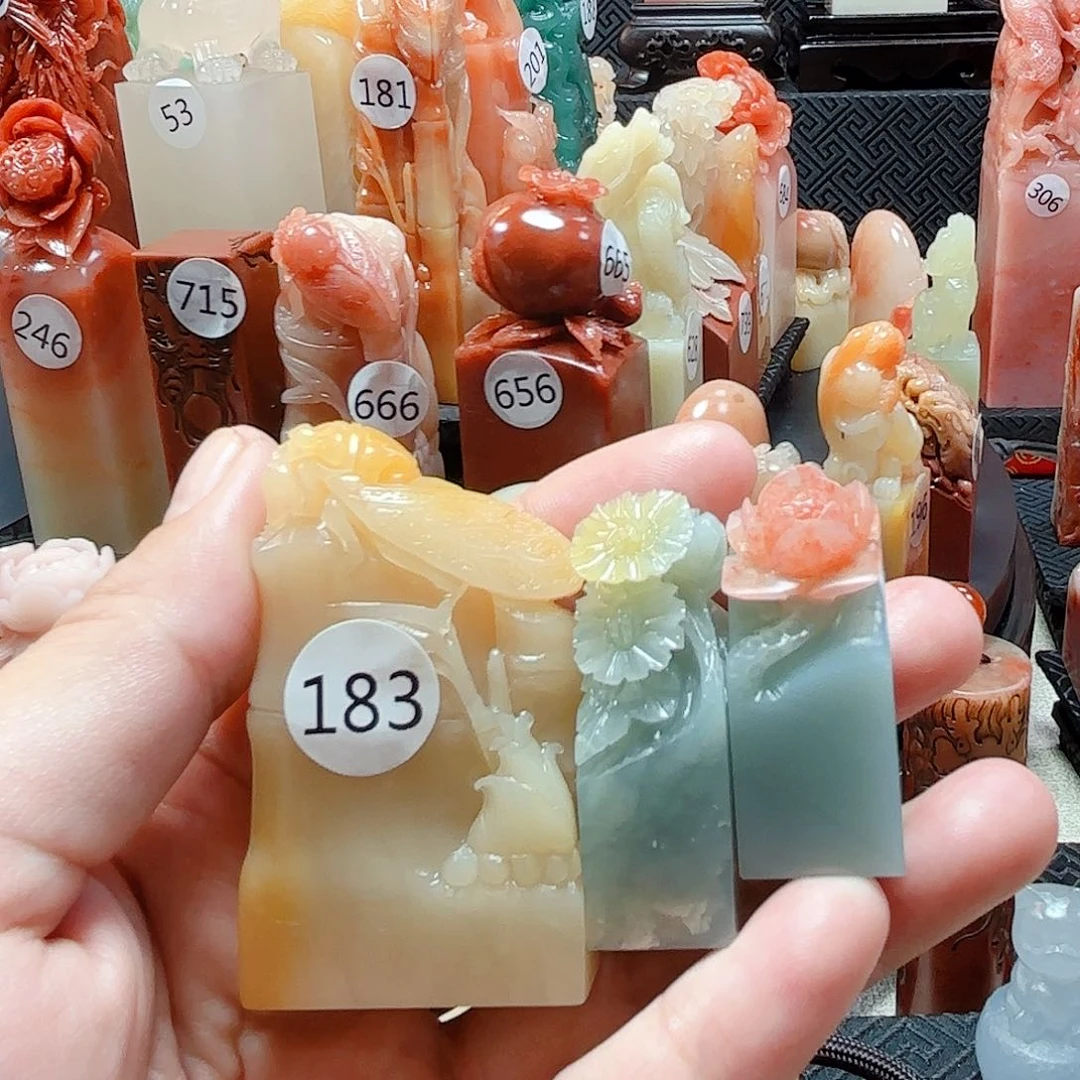 寿山石印石恩*两方刻红色那方不刻