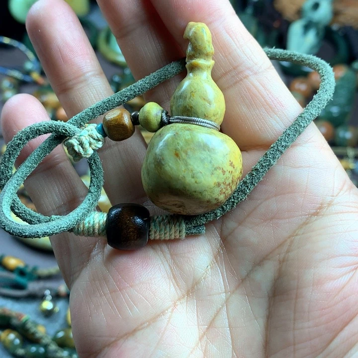 吊坠(赠链)未镶嵌岫岩河磨玉（透闪石质玉）