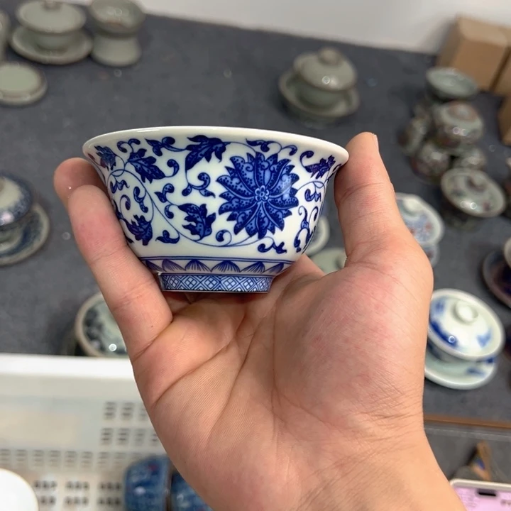 青花缠枝莲压手杯全