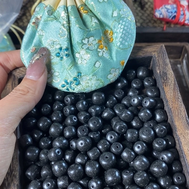 泥塑黑龙涎老型混合瑕疵珠香包约50克