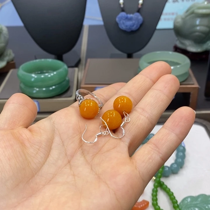 秋***叶未镶嵌石英质玉（黄龙玉）手镯