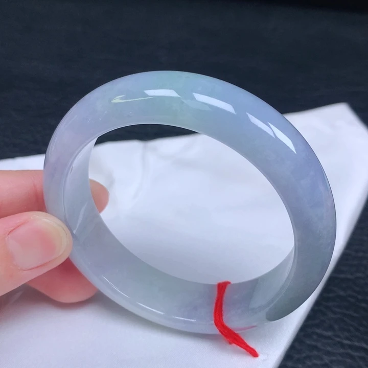 翡翠手镯未镶嵌。