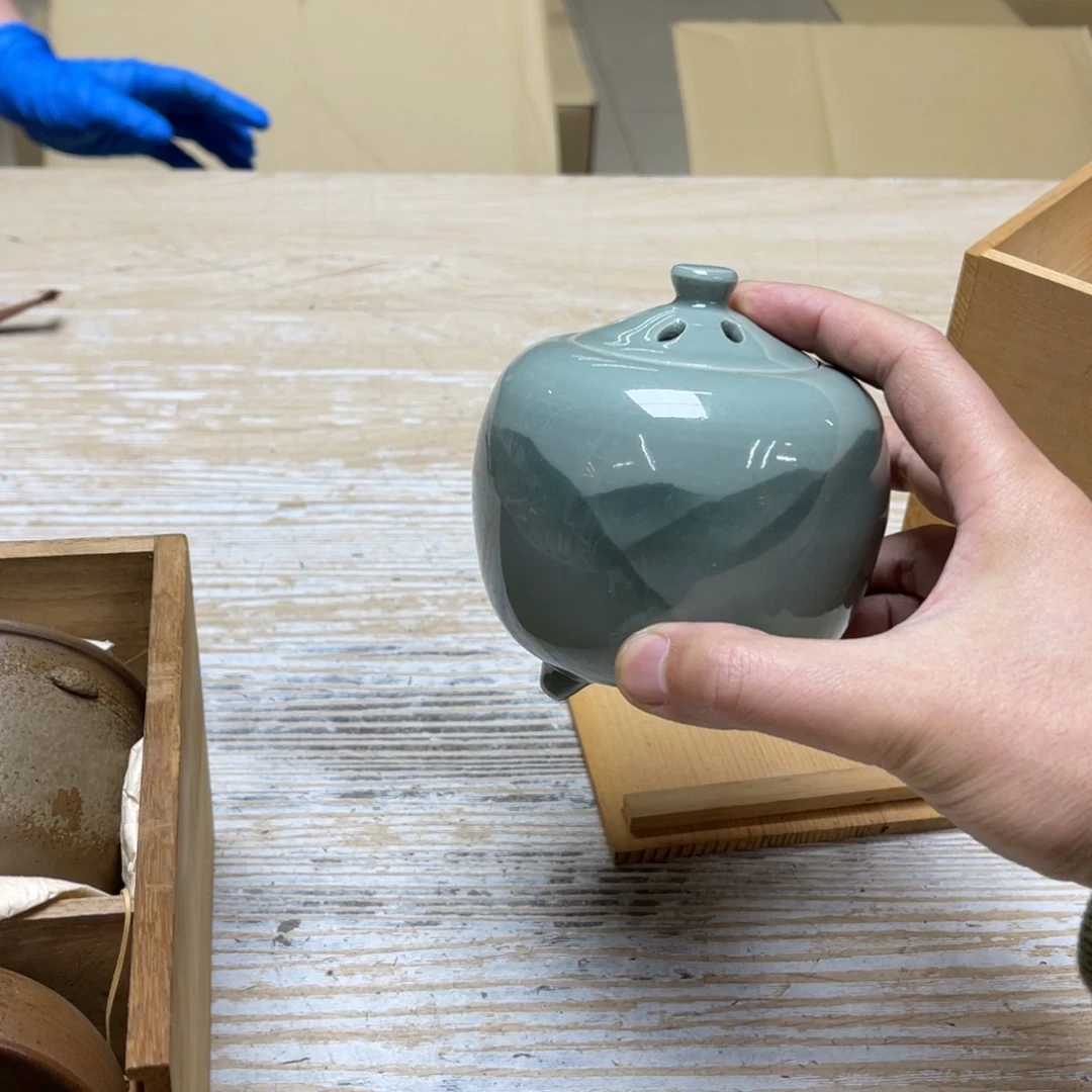 瓷片哈*兔密密麻麻地排列着一个