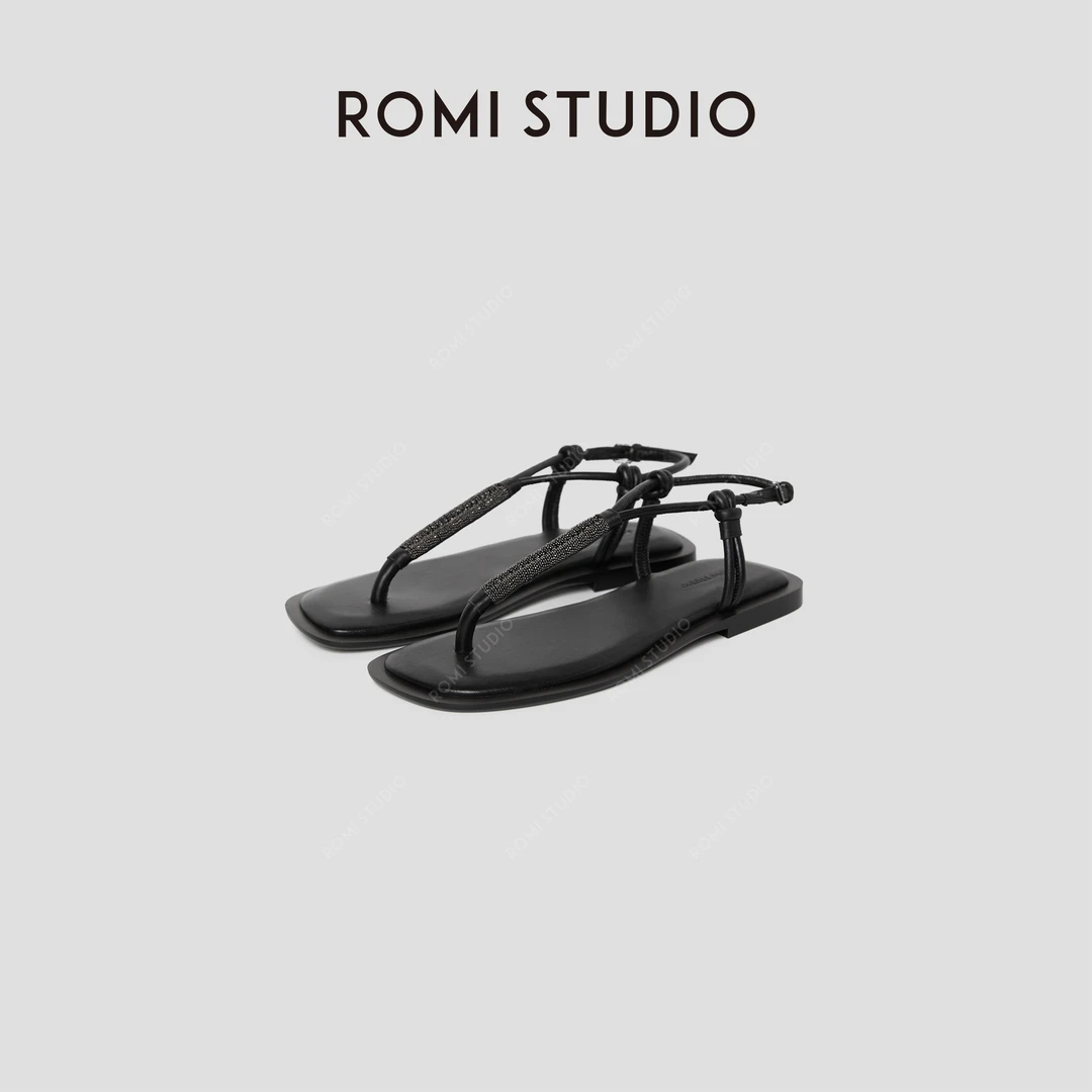 ROMI STUDIO羊皮革黑色一字式扣带平底夹趾凉鞋 RWCRP32806