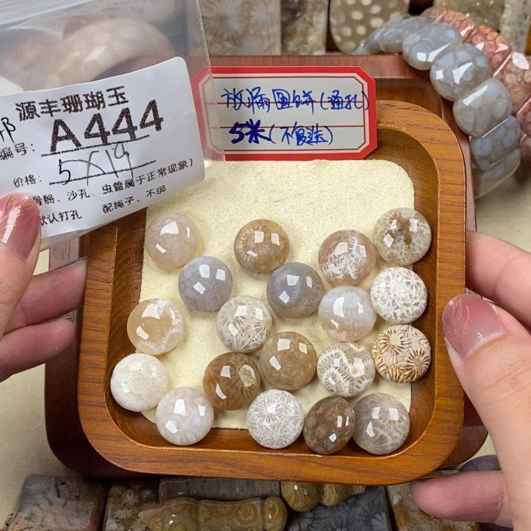 木***耶硅化玉未镶嵌颈饰