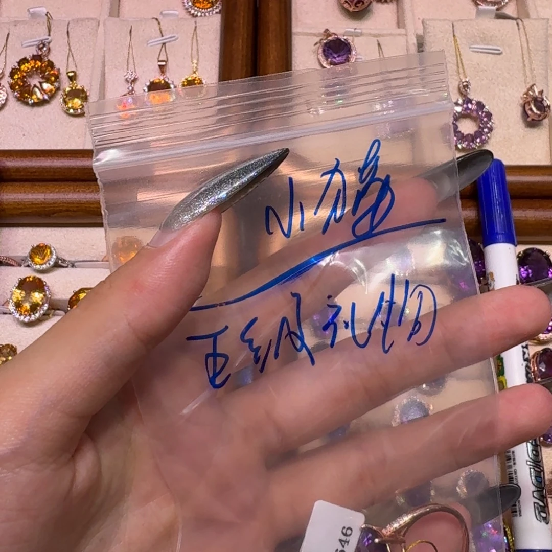 爱***猫未镶嵌颈饰水晶雕刻