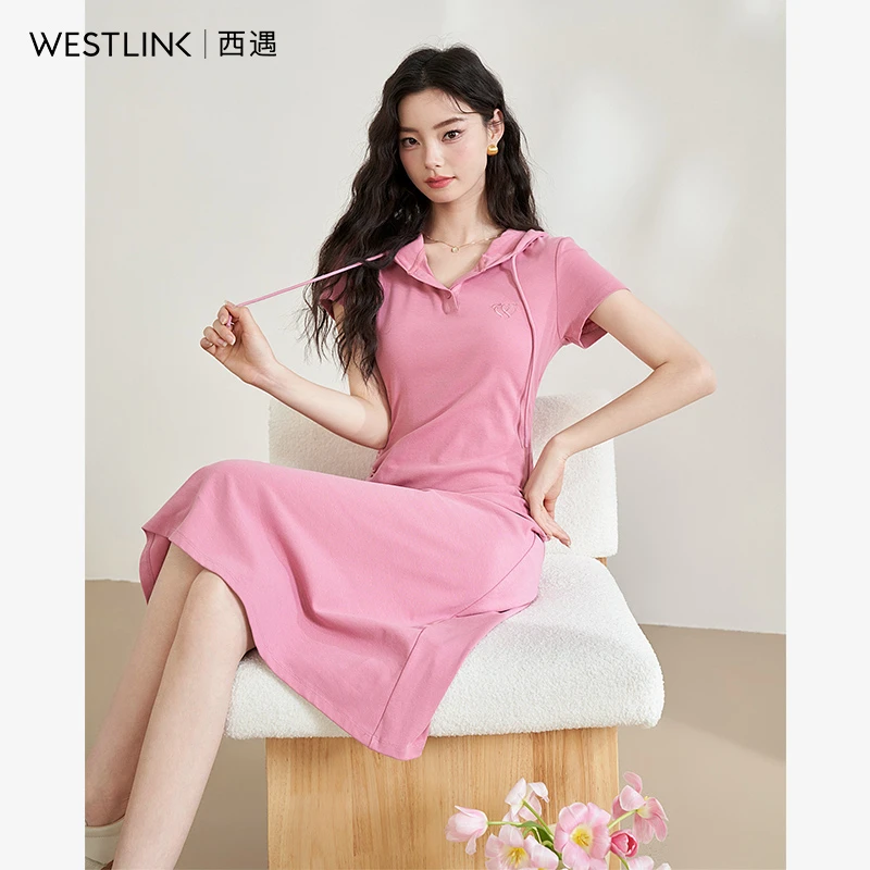 西遇连帽收腰长款连衣裙女2024春季新款抽褶针织小个子显瘦裙子