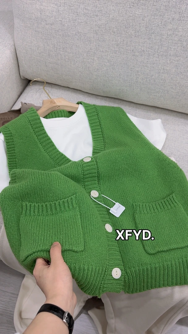 小朵家 ins穿搭#显白牛油果绿V领开衫马甲2278