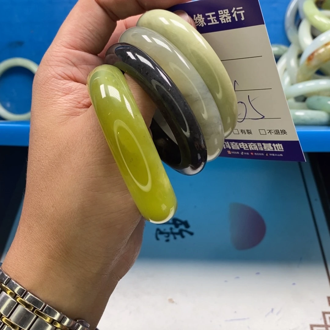 蛇纹石玉手镯未镶嵌