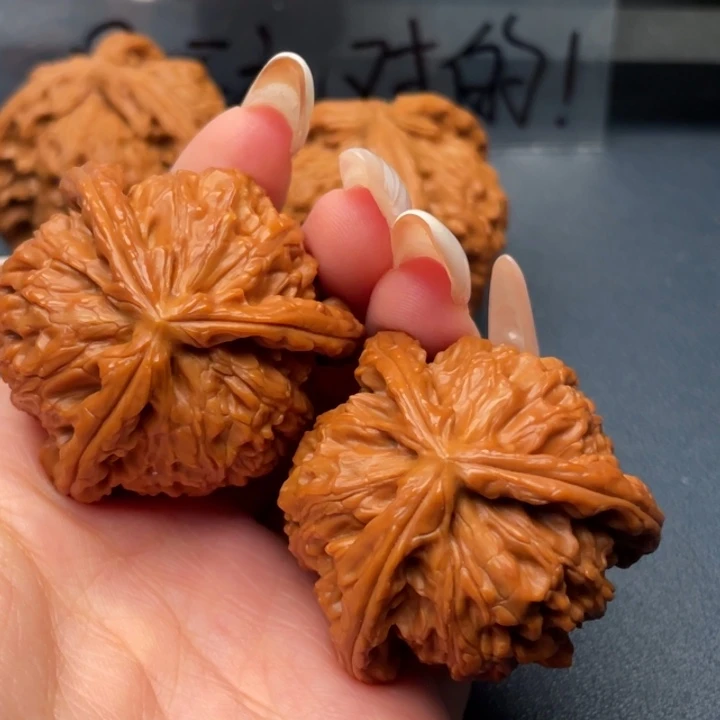 江***文玩核桃吊坠白狮子