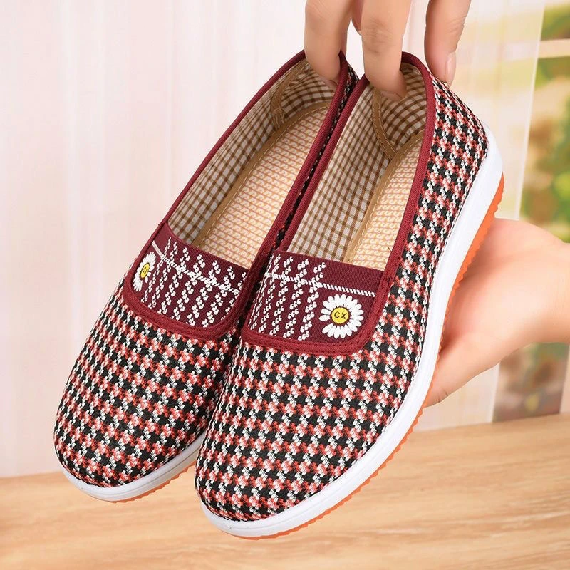 老北京布鞋女春秋单鞋休闲透气软底妈妈鞋平底轻便防滑浅口老人鞋