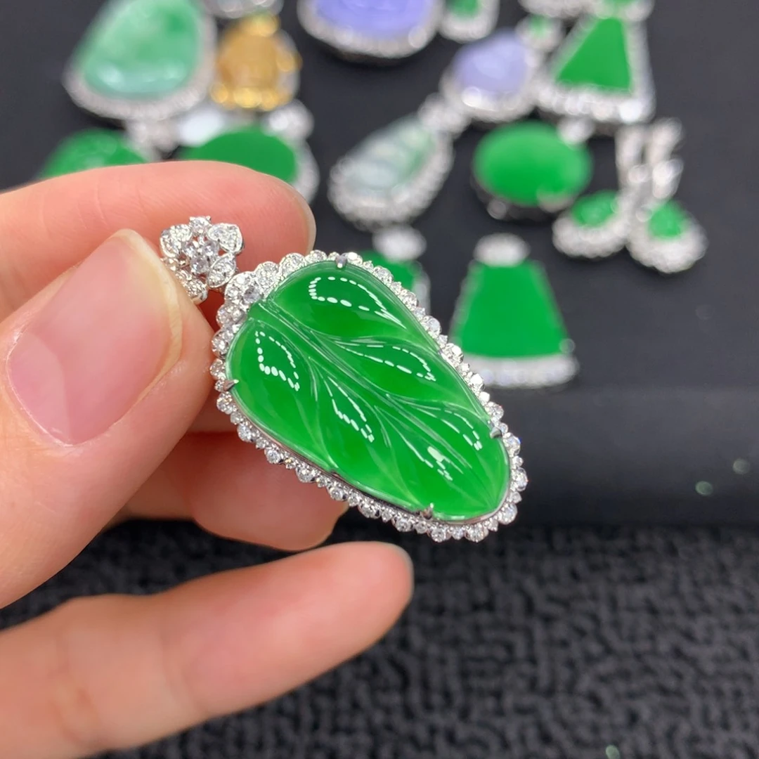 翡翠18K金镶嵌颈饰叶子