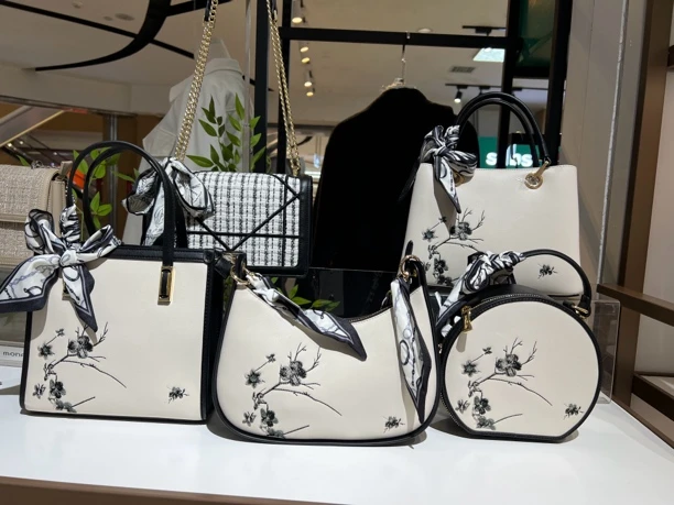 蒙娜丽莎新品刺绣女包新挎包梅花包圆饼包手提包斜挎包