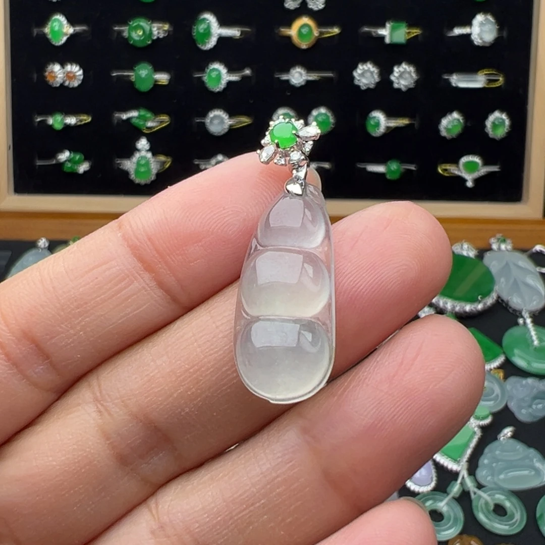 翡翠18K金镶嵌颈饰扣