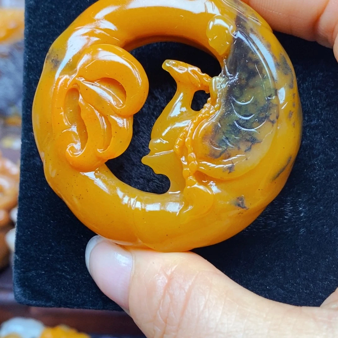 未镶嵌石英质玉（黄龙玉）颈饰