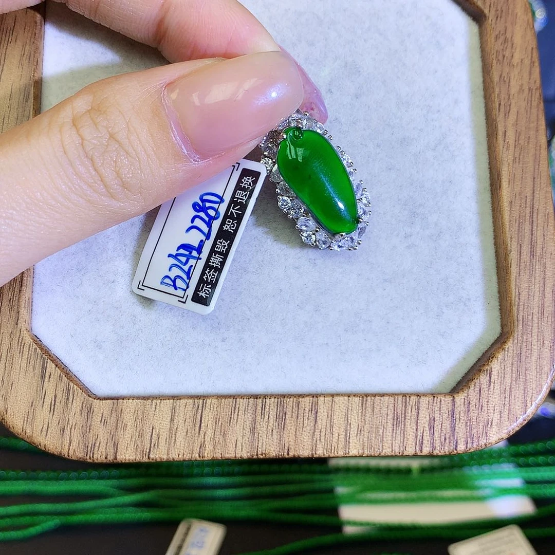 翡翠颈饰银S925镶嵌天然翡翠福瓜