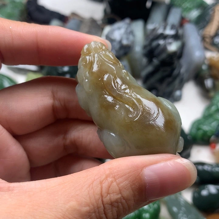 铁***姓颈饰未镶嵌和田玉