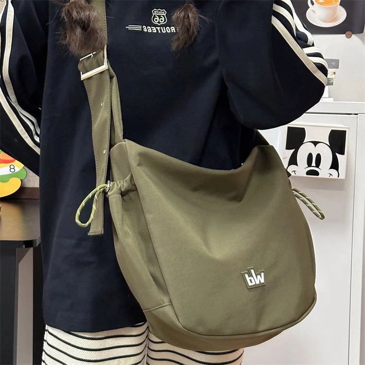 十八家少年挎包日常出行户外旅行挎包男女通用运动时尚休闲百搭