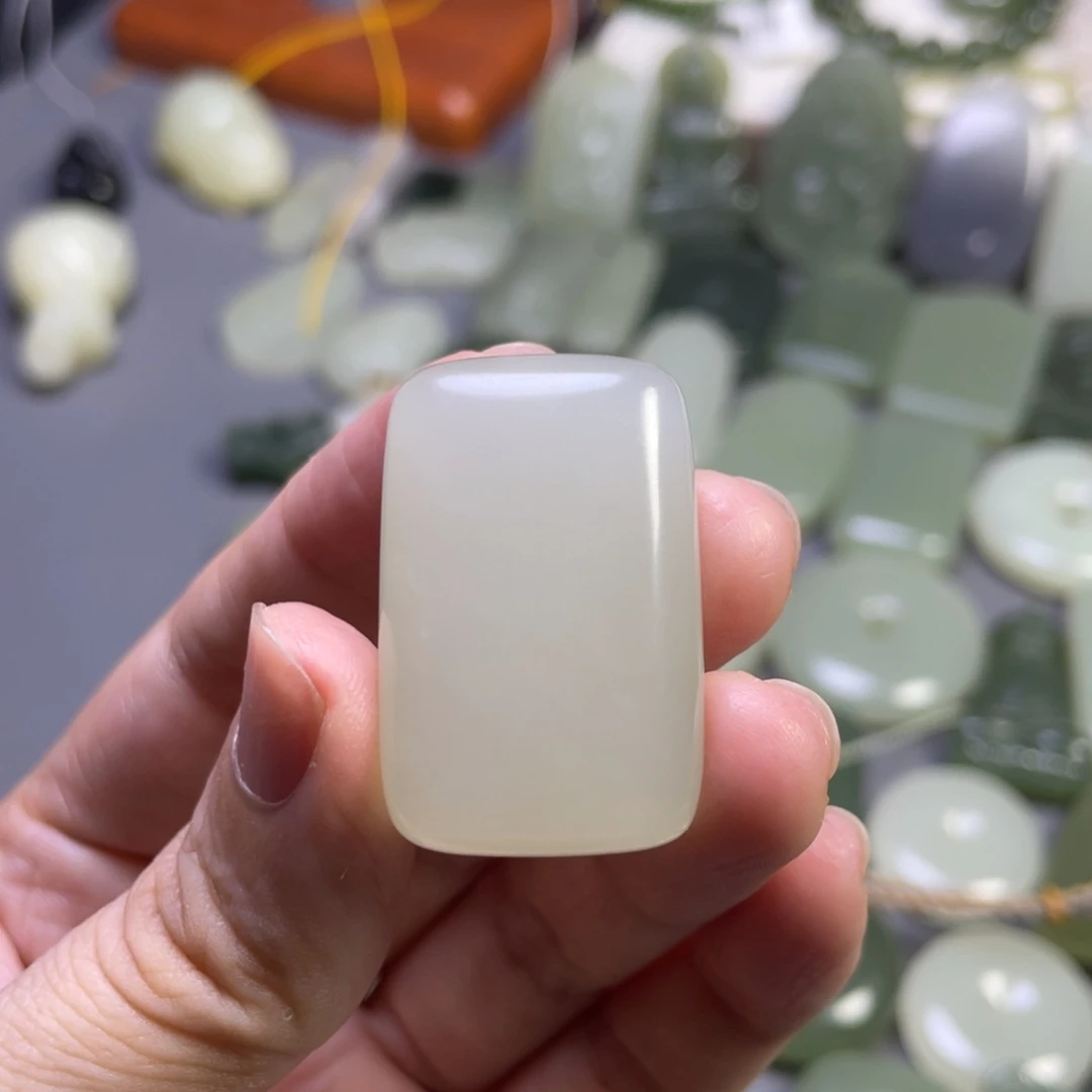 和田玉未镶嵌颈饰圆*豆