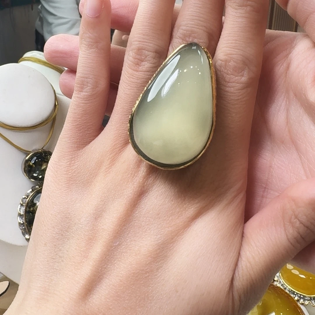 琥珀未镶嵌颈饰戒指