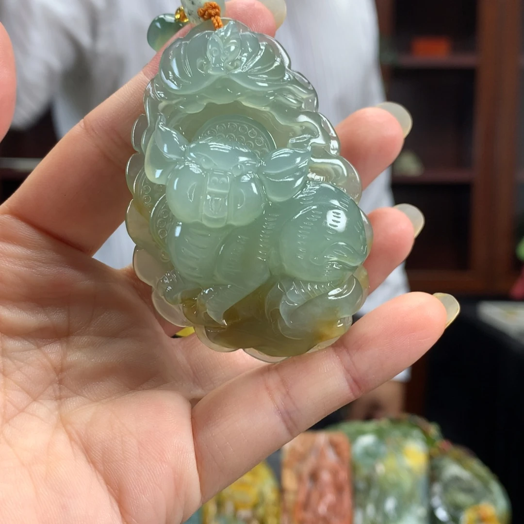 蛇纹石玉未镶嵌颈饰