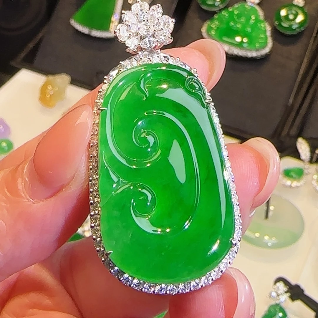 翡翠18K金镶嵌颈饰