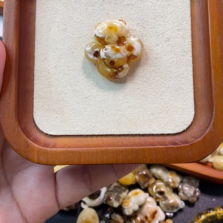 琥珀未镶嵌珠宝奇石