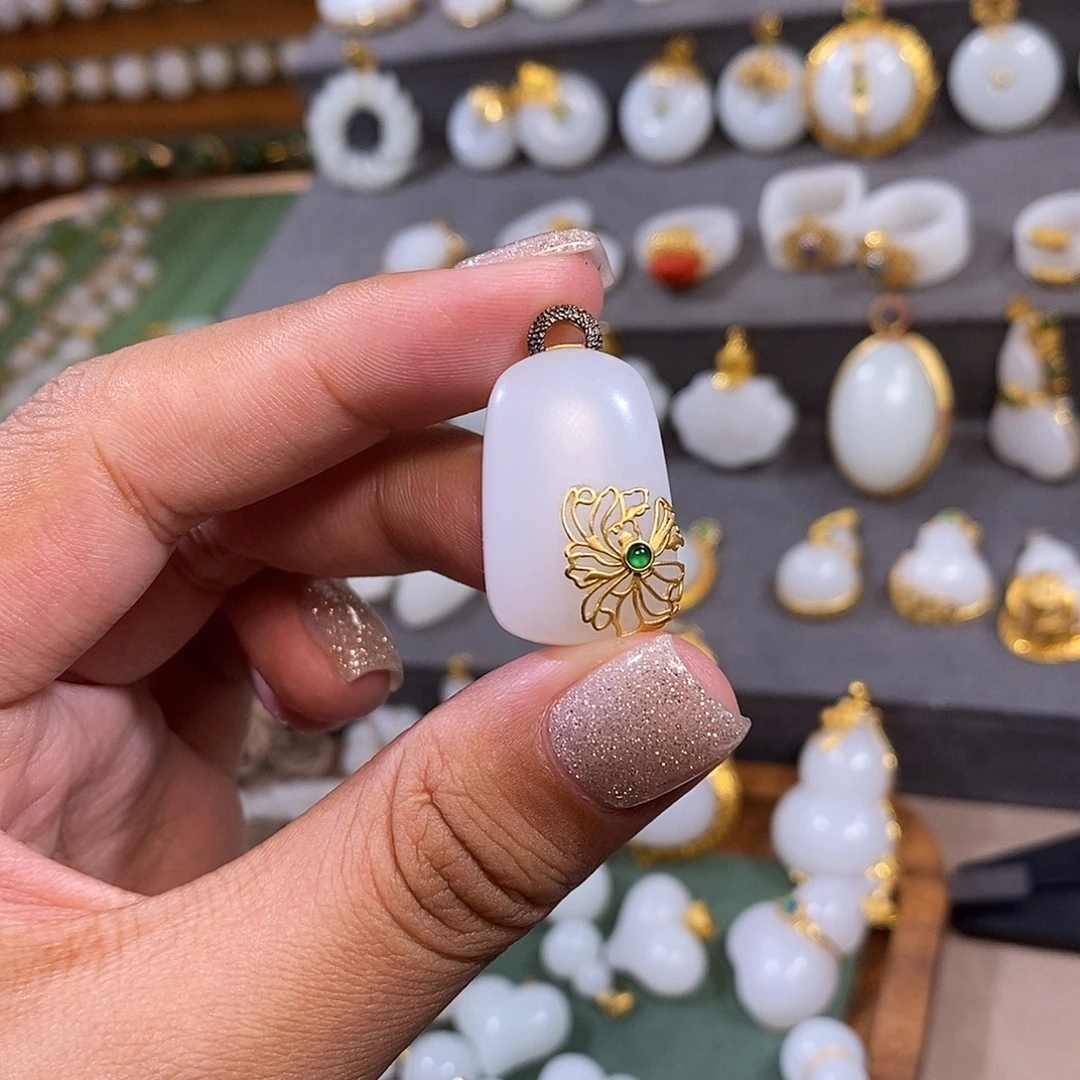 和田玉18K金镶嵌颈饰