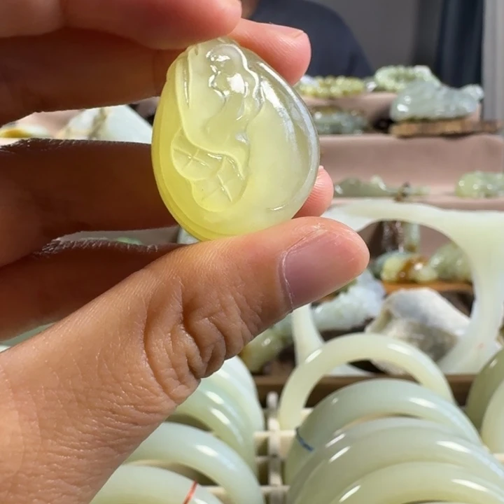 颈饰未镶嵌和田玉（糖玉）