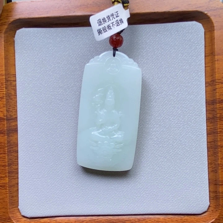 颈饰未镶嵌和田玉?