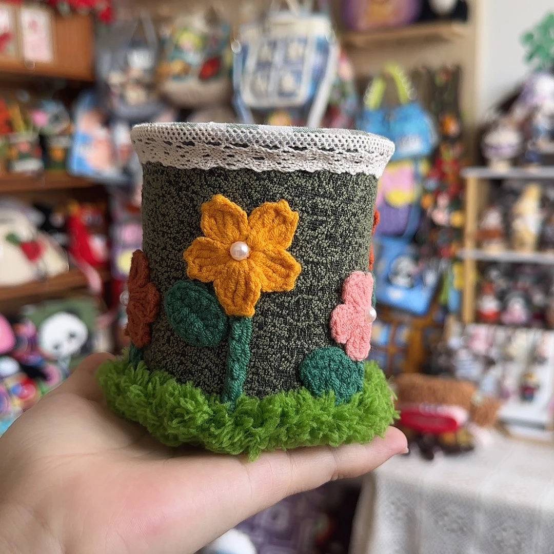 针织品圆形笔筒花朵