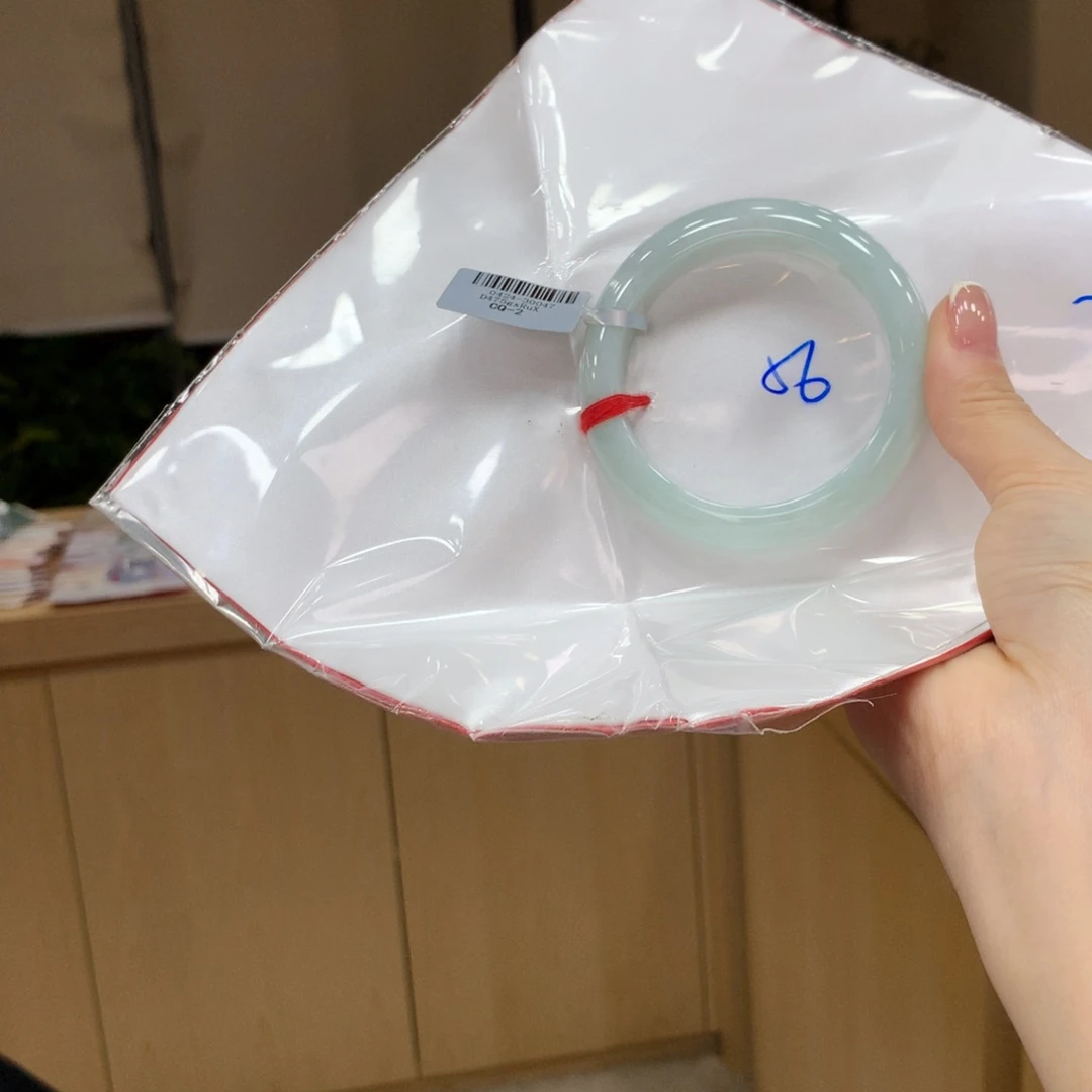 翡翠手镯未镶嵌不退不换