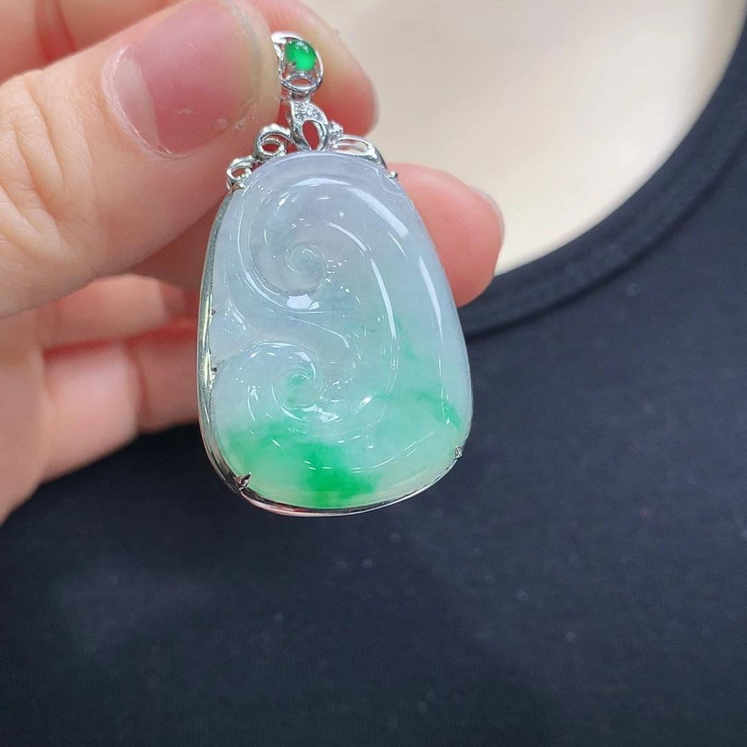 翡翠颈饰18K金镶嵌如意