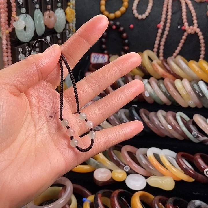 幸****石英质玉未镶嵌颈饰