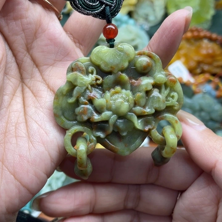 蛇纹石玉吊坠合金