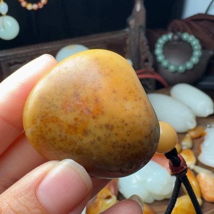 载***舟和田玉未镶嵌颈饰金蟾