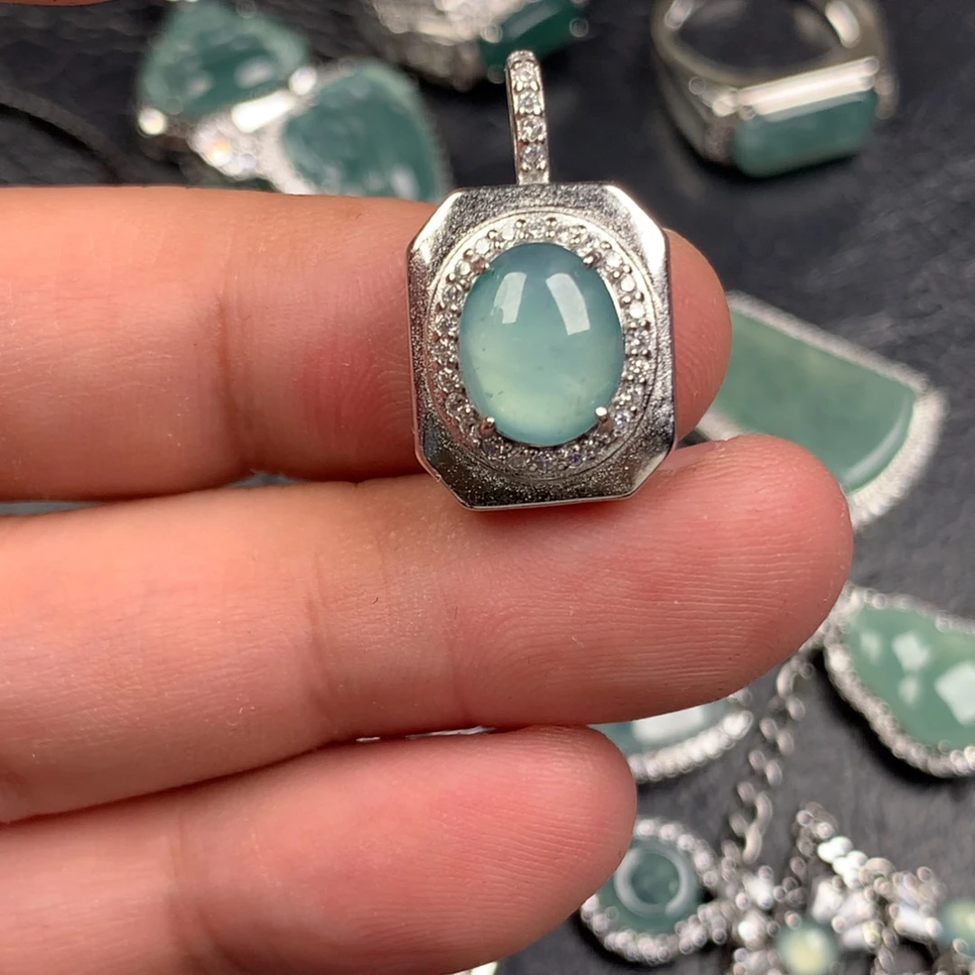 翡翠未镶嵌颈饰鸽子蛋