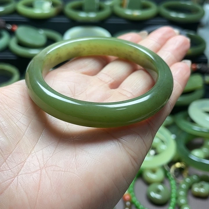 和田玉未镶嵌手镯