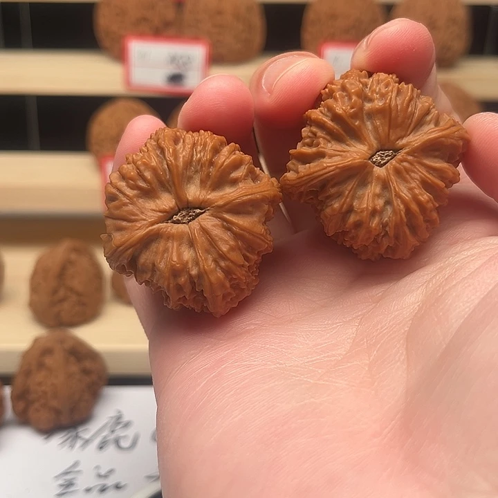 赫***洺文玩核桃吊坠南疆石37三角，不包隐黄打底后不退不换