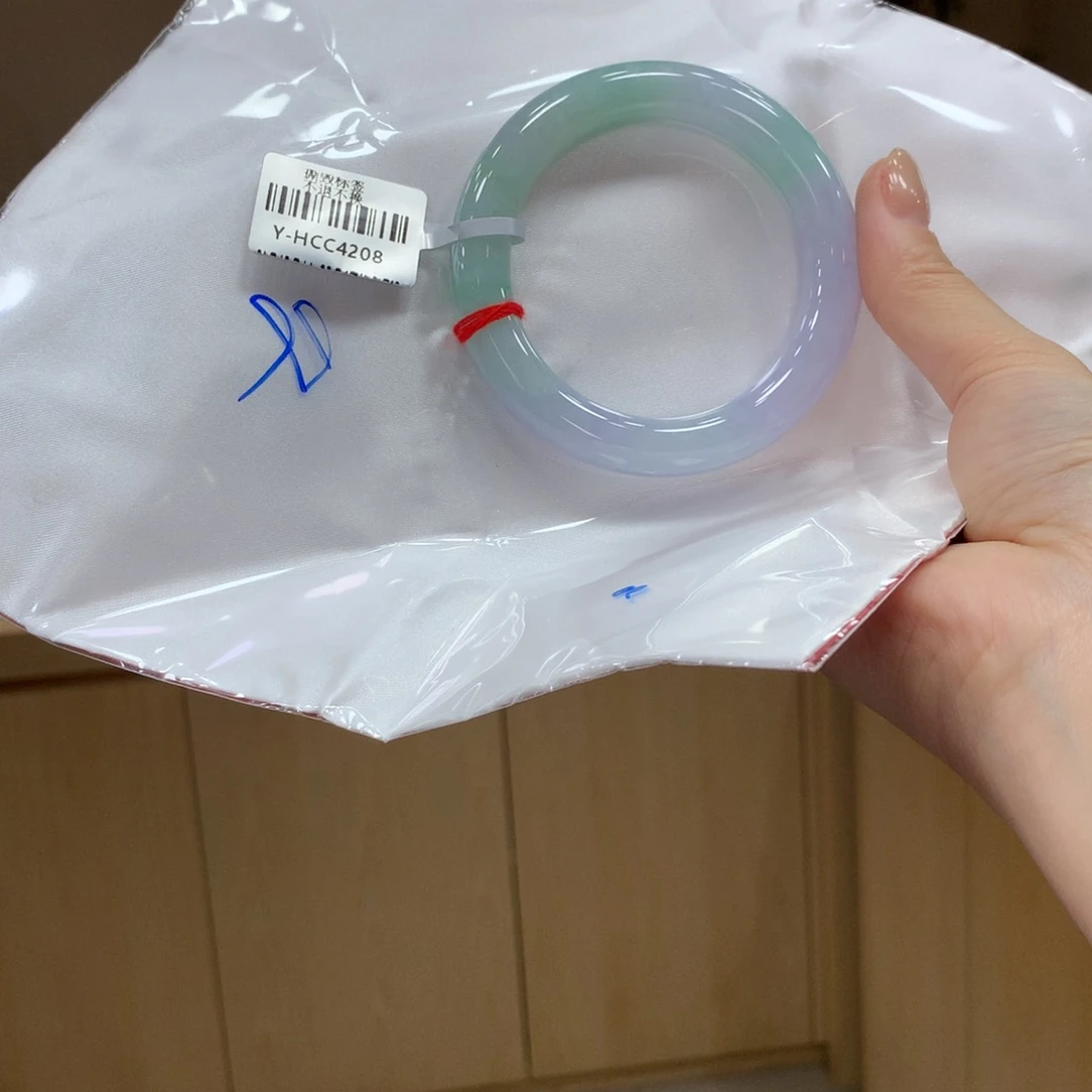 翡翠手镯未镶嵌不退不换